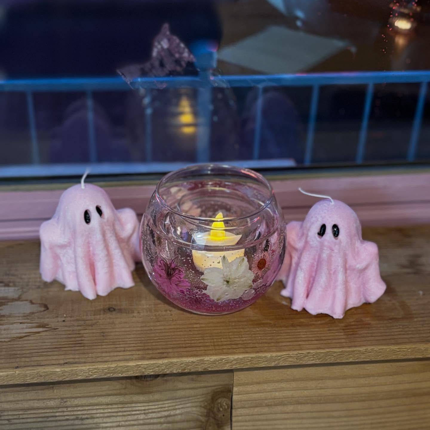 .
Hello, October🎃

雨からスタートの神無月。
涼しい風にホッとしますね。

さて。
10月は『ピンクリボン月間』です🎀
県内の様々な場所がピンクにライトアップされ、美しく彩りながら、検診の大切さを皆様にお伝えします。

Heavenlyも、昨年に引き続きピンクのキャンドルを灯してライトアップいたします。
そのため、10月の営業時間･定休日が変更となります。

営業時間 14:00〜20:00
定休日 月･木

また、ピンクリボンに関連するイベントも！
5日…ピンクのキャンドル制作＆写真の撮り方講座 with フォトショップ ハズイ
16日…ピンクのフラワーアレンジメント with Lino rino flower design

⋆𓇼𓈒𓐍𓆡𓆉𓇼𓈒𓐍𓆉𓆡𓇼𓆡𓆉　.ﾟ･*.

Lani&Kai Mood 出店情報

🕯Lani&Kai Mood Exhibition vol.4 
 「Heavenly 〜Sparkle Sparkle Treasure Island〜」
10月13日〜11月3日 15:00〜19:30（土日祝20:30）
サムエル･コッキング苑内 UMIYAMA GALLERYにて
『湘南Candle2025』開催期間です。
混雑が予想されますので、事前チケットのご購入または平日のご来場をおすすめいたします。

🕯キャンドルレッスン随時受付中🕯️
Heavenlyにて 
新月･満月スペシャルワークショップ、好評開催中🌑🌕（10月はお休みです🙏🏻）

《オンライン販売(base ･ minne)》

◆shop: Heavenly
◆open:11〜17時 木曜定休
◆251-0037
　神奈川県藤沢市鵠沼海岸1-14-20 クラーレ鵠沼102
◆小田急江ノ島線 鵠沼海岸駅より徒歩約5分
◆店舗隣にコインパーキング有🚙⁼³₌₃
◆お問い合わせは、DMまたはこちらまで
　0466-60-8245
  info@heavenly2024.com

#湘南 #鵠沼海岸 #江ノ島 #湘南観光　#jca #aca #アロマキャンドル #資格取得 #ワークショップ #workshop #体験レッスン #キャンドル教室  #キャンドル #candle #candlemaking #アロマテラピー #湘南カフェ #湘南ランチ #湘南グルメ #カフェ巡り#海のある生活 #海のある暮らし #アロマ #ハーブ #heavenly #lanikaimood  #ライトアップ #ピンクリボン #検診へ行こう