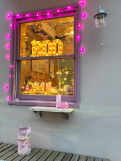 .
ピンクのライトアップ🎀

Heavenlyは毎年、ピンクのハロウィンです👻
日暮れが少しずつ早くなってきたので、温かな光がより優しく感じられますね。

天候によってはキャンドルも灯りますので、お楽しみになさってください🕯✨

⋆𓇼𓈒𓐍𓆡𓆉𓇼𓈒𓐍𓆉𓆡𓇼𓆡𓆉　.ﾟ･*.

Lani&Kai Mood 出店情報

🕯Lani&Kai Mood Exhibition vol.4 
 「Heavenly 〜Sparkle Sparkle Treasure Island〜」
10月13日〜11月3日 15:00〜19:30（土日祝20:30）
サムエル･コッキング苑内 UMIYAMA GALLERYにて
『湘南Candle2025』開催期間です。
混雑が予想されますので、事前チケットのご購入または平日のご来場をおすすめいたします。

🕯キャンドルレッスン随時受付中🕯️
Heavenlyにて 
新月･満月スペシャルワークショップ、好評開催中🌑🌕（10月はお休みです🙏🏻）

《オンライン販売(base ･ minne)》

◆shop: Heavenly
◆open:11〜17時 木曜定休
◆251-0037
　神奈川県藤沢市鵠沼海岸1-14-20 クラーレ鵠沼102
◆小田急江ノ島線 鵠沼海岸駅より徒歩約5分
◆店舗隣にコインパーキング有🚙⁼³₌₃
◆お問い合わせは、DMまたはこちらまで
　0466-60-8245
  info@heavenly2024.com

#湘南 #鵠沼海岸 #江ノ島 #湘南観光　#jca #aca #アロマキャンドル #資格取得 #ワークショップ #workshop #体験レッスン #キャンドル教室  #キャンドル #candle #candlemaking #アロマテラピー #湘南カフェ #湘南ランチ #湘南グルメ #カフェ巡り#海のある生活 #海のある暮らし #アロマ #ハーブ #heavenly #lanikaimood  #ピンクリボン #ライトアップ #フォトコンテスト