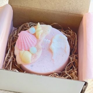 .
春分の日🌸
⁡
かわいいピンクのケーキキャンドル🕯✨
⁡
春のプレゼントに🎁
お好きな色や香りのオーダーや、レッスンも受付ております。
お気軽にDMください✨
⁡
 #鵠沼海岸 #Heavenly #キャンドル #レッスン #lanikaimood