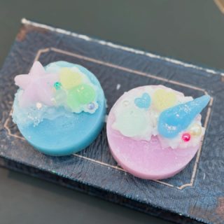 .
Heavenlyは月･木定休日ですが、
江の島でのワークショップは、毎日開催中🕯
⁡
ミラーボールのキラキラと共にお待ちしております✨
⁡
『江の島アートフェスティバル』
アップサイクルキャンドルワークショップ
15:00〜19:00
サムエル･コッキング苑内 UMIYAMA GALLERY
⁡

⋆𓇼𓈒𓐍𓆡𓆉𓇼𓈒𓐍𓆉𓆡𓇼𓆡𓆉　.ﾟ･*.

🕯キャンドルレッスン随時受付中🕯️
お気軽にDMください！

🕯4月11日〜5月6日 15:00〜19:00
『江の島アートフェスティバル』 にて、
アップサイクルキャンドルワークショップを毎日開催します。
植物に囲まれた美しい季節のサムエル･コッキング苑にぜひお出かけください。

🕯Heavenlyイベント情報

24日 Hula Lesson 19:30〜
15･17日 Pumehana Ukulele Lesson 19:30〜
25日 くげかいマルシェ 11:00〜16:00
  栗原恵介アコースティックライブ 18:00〜

《オンライン販売(base ･ minne)》

◆shop: Heavenly
◆open:11〜17時 月･木曜定休
◆251-0037
　神奈川県藤沢市鵠沼海岸1-14-20 クラーレ鵠沼102
◆小田急江ノ島線 鵠沼海岸駅より徒歩約5分
◆店舗隣にコインパーキング有🚙⁼³₌₃
◆お問い合わせは、DMまたはこちらまで
　0466-60-8245
  info@heavenly2024.com

 #鵠沼海岸 #江ノ島 #湘南 #キャンドル #lanikaimood